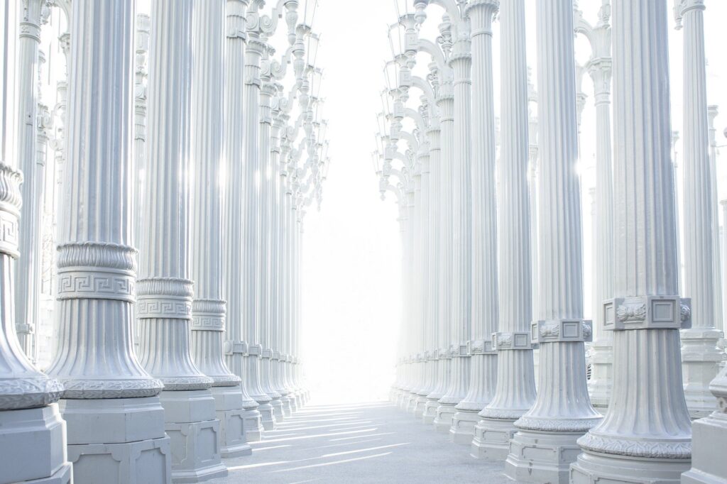 Colonnato bianco con luce che entra dallo sfondo