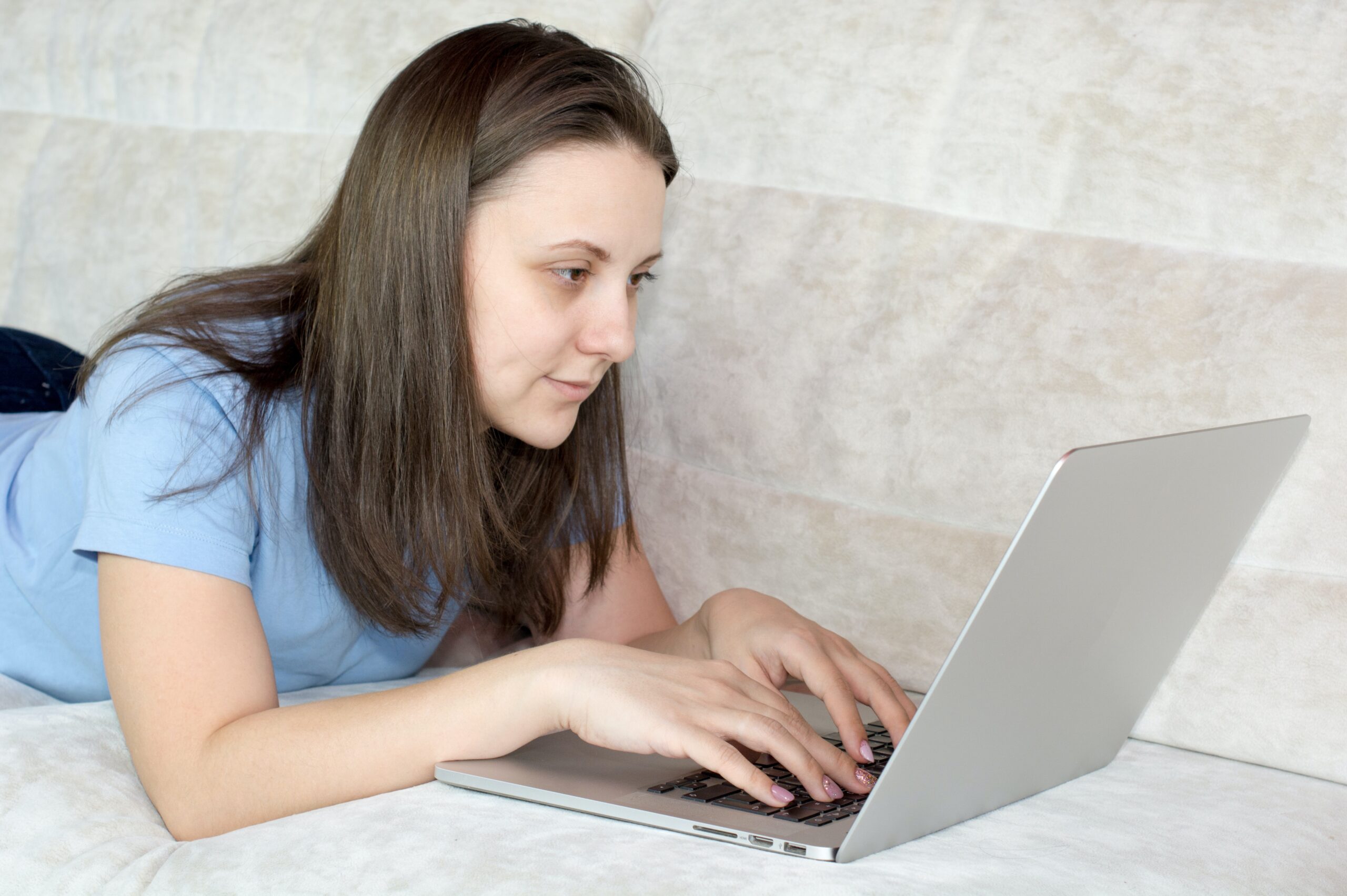 Adolescente che scrive sul computer portatile