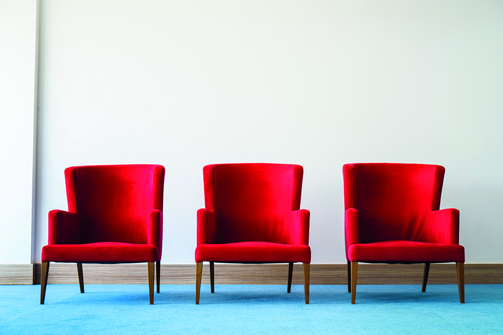 tre sedie rosse utili a rappresentare il modello del cambio di prospettiva