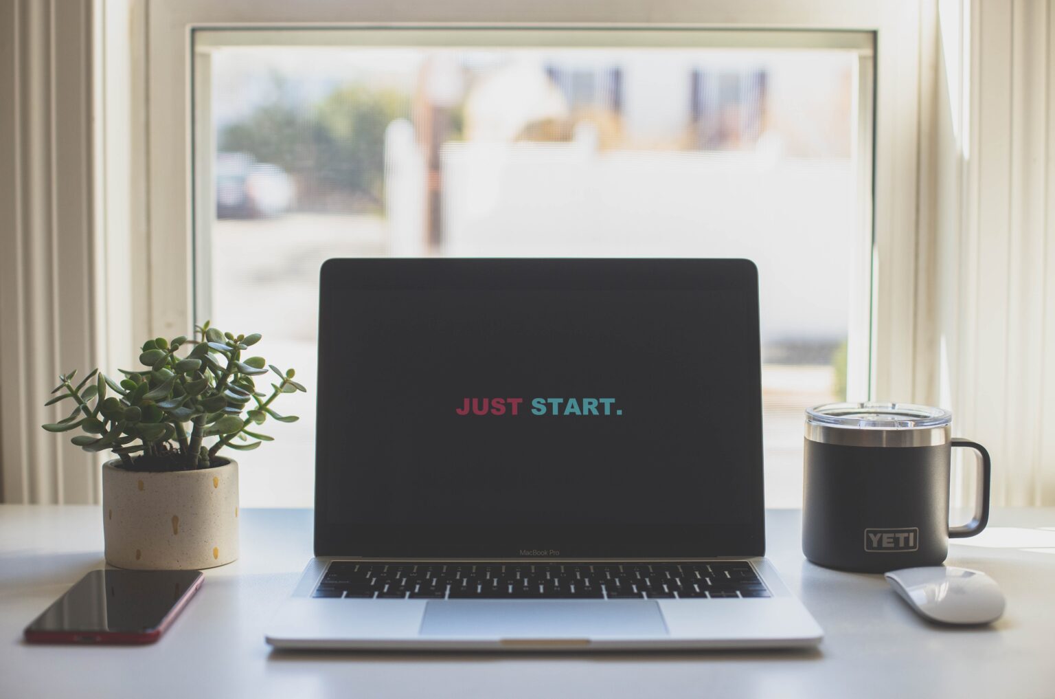 Computer laptop con la scritta "just start"